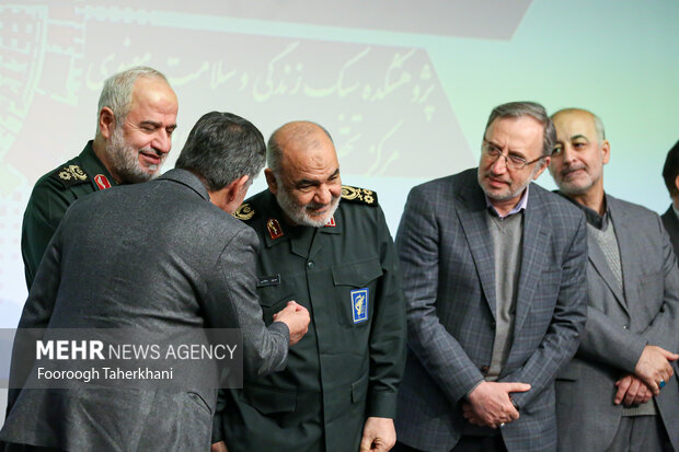  سردار سرلشگر سلامی فرمانده کل سپاه پاسداران درسیزدهمین جشنواره علمی تحقیقاتی باقرالعلوم از پژوهشگر و فناوردانش بنیان برتر در حال تقدیر است