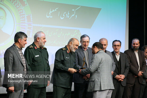  سردار سرلشگر سلامی فرمانده کل سپاه پاسداران درسیزدهمین جشنواره علمی تحقیقاتی باقرالعلوم از پژوهشگر و فناوردانش بنیان برتر در حال تقدیر است