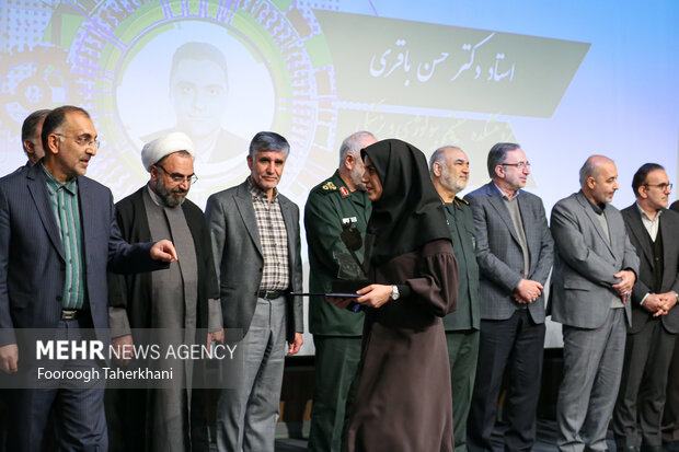  سردار سرلشگر سلامی فرمانده کل سپاه پاسداران درسیزدهمین جشنواره علمی تحقیقاتی باقرالعلوم از پژوهشگر و فناوردانش بنیان برتر در حال تقدیر است