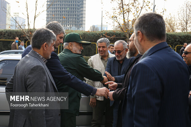 سردار سلامی در حال ورود به آزمایشگاه برای افتتاح آزمایشگاه جامع تحقیقات دانشگاه علوم پزشکی معاونت تحقیقات و فن آوری سپاه است