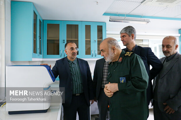 سردار سلامی در حال بازدیدآزمایشگاه جامع تحقیقات دانشگاه علوم پزشکی معاونت تحقیقات و فن آوری سپاه است