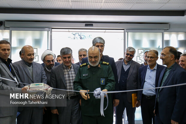 سردار سلامی در حال افتتاح آزمایشگاه جامع تحقیقات دانشگاه علوم پزشکی معاونت تحقیقات و فن آوری سپاه است