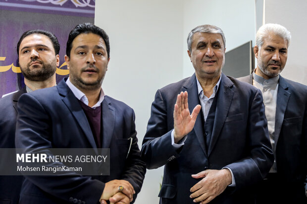 محمد اسلامی معاون رئیس جمهور و رئیس سازمان انرژی اتمی در مراسم رونمایی از محصولات جدید رادیوداروها حضور دارد