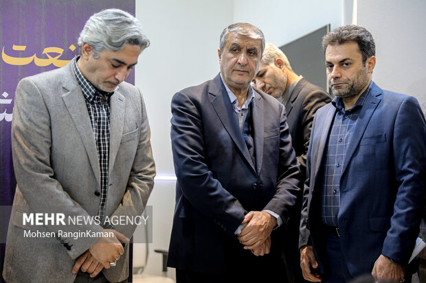محمد اسلامی معاون رئیس جمهور و رئیس سازمان انرژی اتمی در مراسم رونمایی از محصولات جدید رادیوداروها حضور دارد