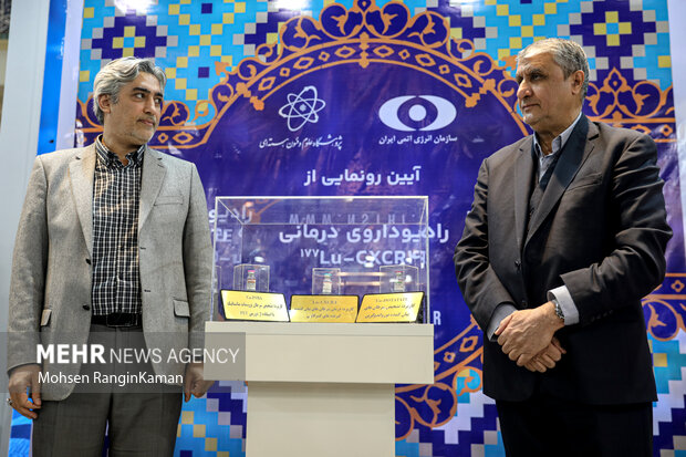 محمد اسلامی معاون رئیس جمهور و رئیس سازمان انرژی اتمی در حال رونمایی از محصولات جدید رادیوداروها است