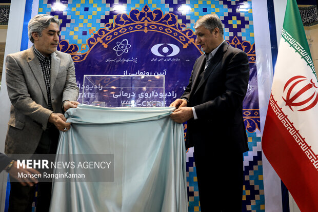محمد اسلامی معاون رئیس جمهور و رئیس سازمان انرژی اتمی در حال رونمایی از محصولات جدید رادیوداروها است