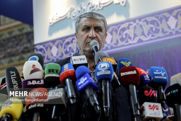محمد اسلامی معاون رئیس جمهور و رئیس سازمان انرژی اتمی در حال سخنرانی در مراسم رونمایی از دستاوردهای جدید سازمان انرژی اتمی است