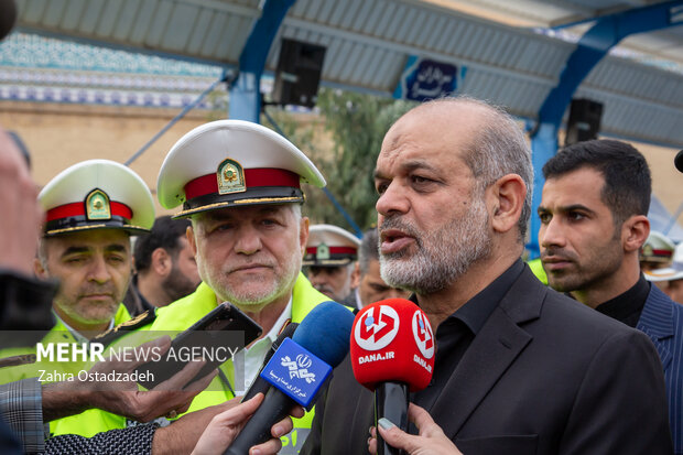 احمد وحیدی وزیر کشور در رزمایش طرح ترافیک زمستانی ۱۴۰۲ در در حال مصاحبه با خبرنگاران است