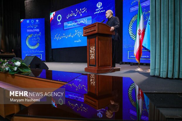 احمد وحیدی وزیر کشور درحال سخنرانی در جشنواره ی تجلیل از پژوهشگران, فناوران و نوآوران برگزیده کشور است