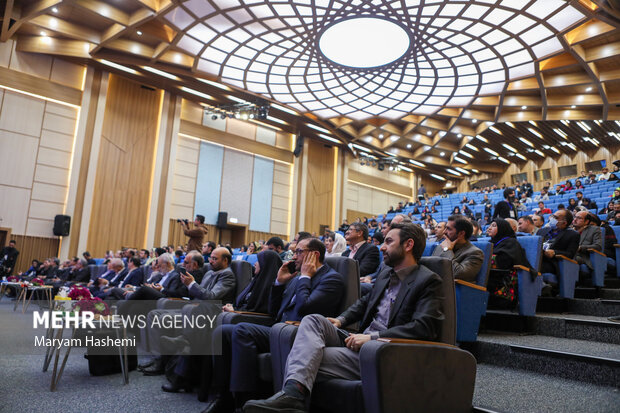مراسم اختتامیه هفتمین جشنواره اندیشمندان و دانشمندان جوان بعد سه شنبه ۲۱ آذر ۱۴۰۲ در سالن علامه امینی کتابخانه مرکزی دانشگاه تهران برگزار شد