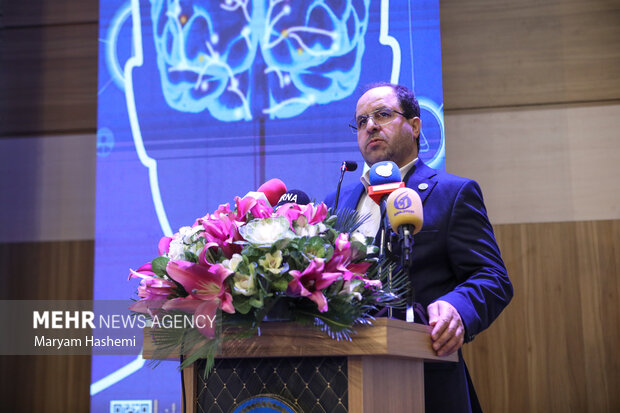 محمد مقیمی رئیس دانشگاه تهران در حال سخنرانی در مراسم اختتامیه هفتمین جشنواره اندیشمندان و دانشمندان جوان است