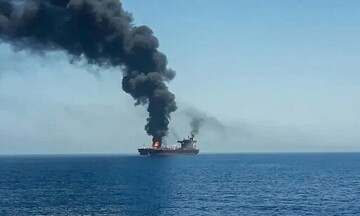 یک کشتی در نزدیکی بندر الحدیده هدف قرار گرفت/ دستور قایق یمنی به کشتی عبوری