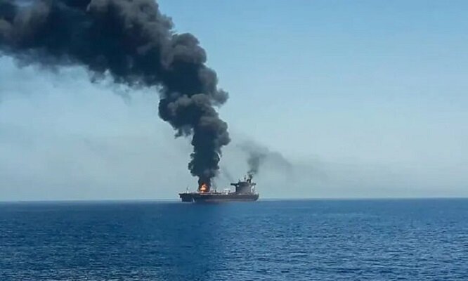 یک کشتی در نزدیکی بندر الحدیده هدف قرار گرفت