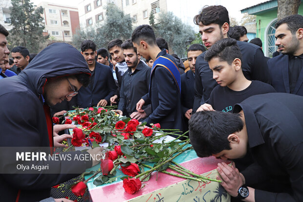 تشییع پیکر شهید گمنام در مدرسه شاهد پسران در گرگان