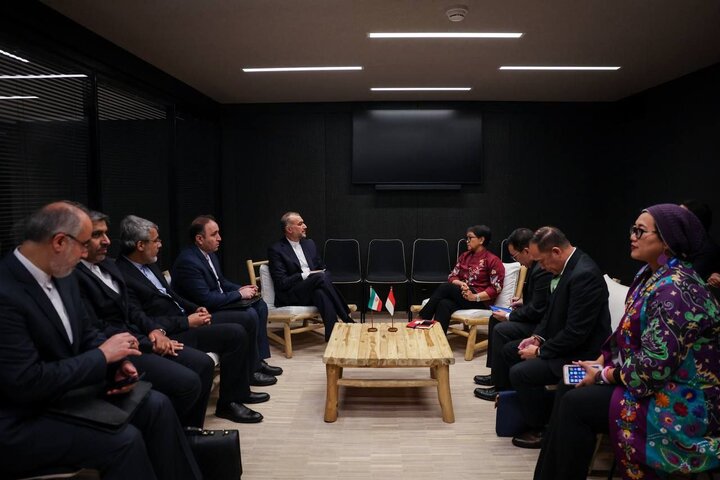 وزير الخارجية الإيراني يدعو نظيرته الإندونيسية لزيارة طهران