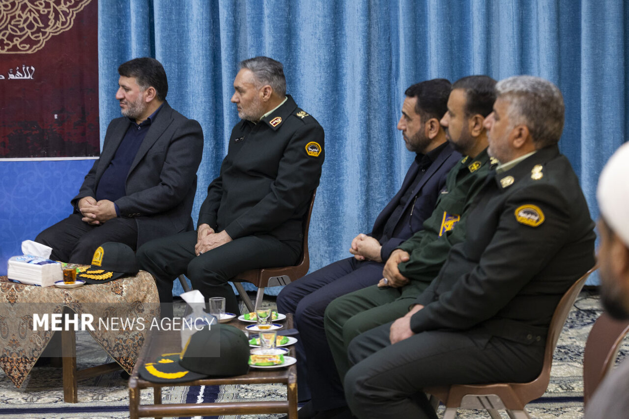 فرمانده کل انتظامی جمهوری اسلامی با امام جمعه یزد دیدار کرد