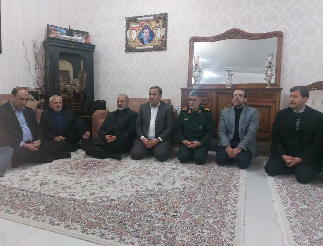 وزیر کشور با خانواده شهید رضایی‌نژاد دیدار کرد