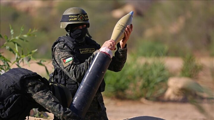 پاهای برهنه مبارز فلسطینی حین عملیات موشکی سوژه شد