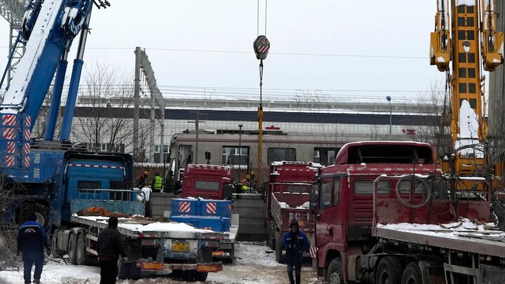 بارش غیرعادی برف در چین؛ سانحه ریلی ۵۱۵نفر را روانه بیمارستان کرد