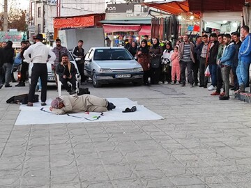 نمایش خیابانی «مهمان غاصب» در ۱٠ نقطه اجرا شد/ استقبال مردم استان