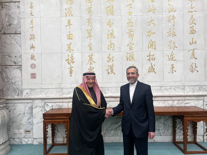 باقري كني يلتقي مع  مساعد وزير الخارجية السعودي في بكين