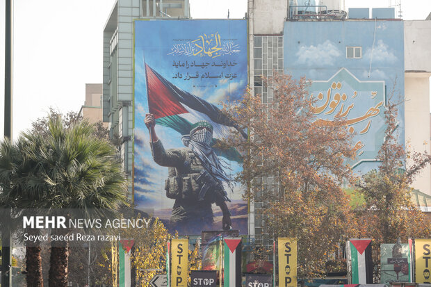 Tahran'da Gazze'ye destek için pano asıldı