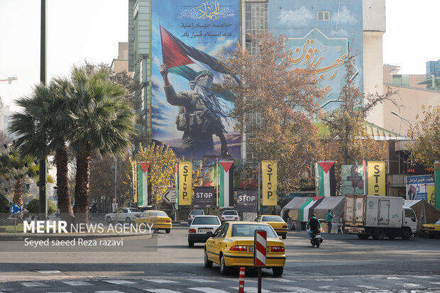 Tahran'da Gazze'ye destek için pano asıldı
