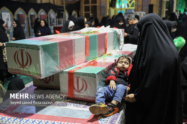 مراسم وداع با پیکرهای مطهر ۱۱۰ شهید گمنام دفاع مقدس همزمان با ایام شهادت حضرت صدیقه طاهره فاطمه زهرا (س)، با حضور خانواده شهدا و مردم شامگاه امروز شنبه 25 آذر ماه 1402 در مسجد جامع خرمشهر موزه ملی انقلاب اسلامی و دفاع مقدس برگزار شد