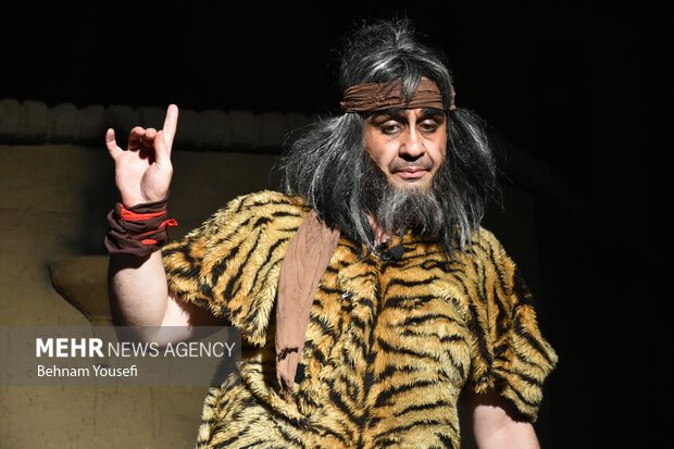 اجرای نمایش "سوزنبان" به مناسبت دهه فاطمیه در اراک