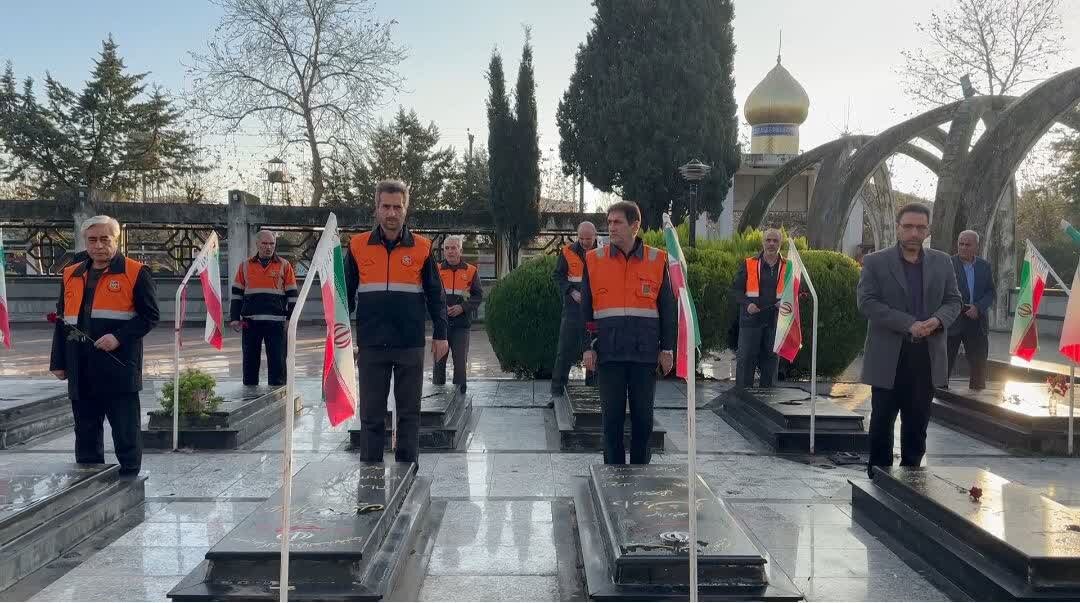 مزار شهدای آستارا گل باران شد مزار شهدای آستارا گل باران شد