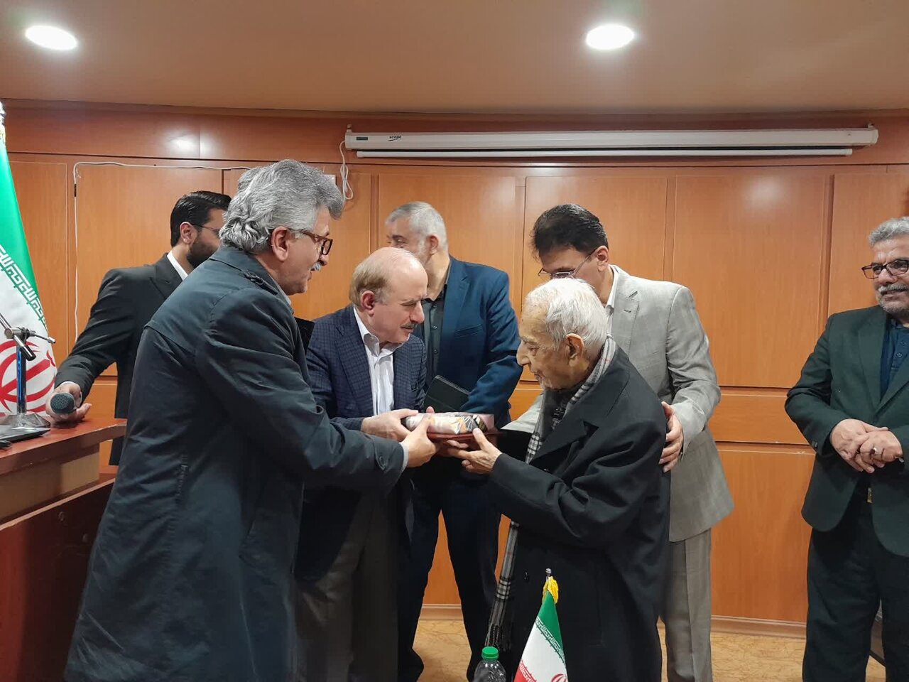 آیین رونمایی از سردیس دکتر «صادق پیروز» در لاهیجان برگزار شد