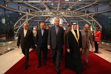 وزير الخارجية الايراني يصل الكويت