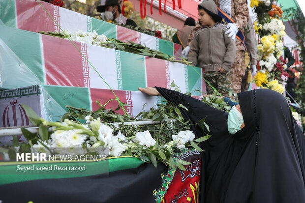 مراسم تشییع پیکر ۱۱۰شهید گمنام در تهران با حضور گسترده عاشقان اهل بیت (ع) از مقابل دانشگاه تهران به سمت معراج شهدا برگزار شد