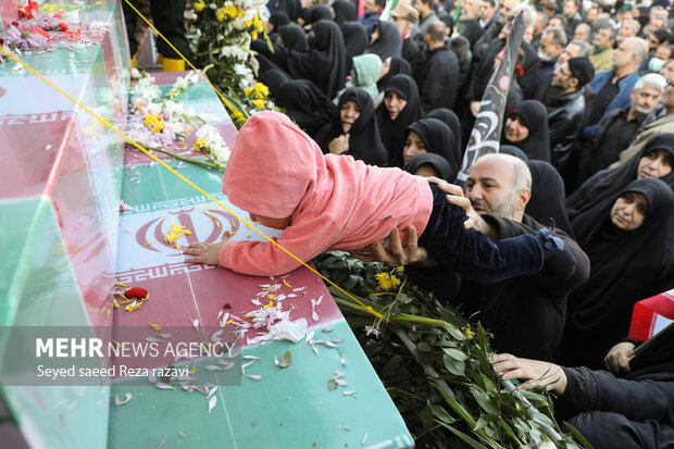 مراسم تشییع پیکر ۱۱۰شهید گمنام در تهران با حضور گسترده عاشقان اهل بیت (ع) از مقابل دانشگاه تهران به سمت معراج شهدا برگزار شد