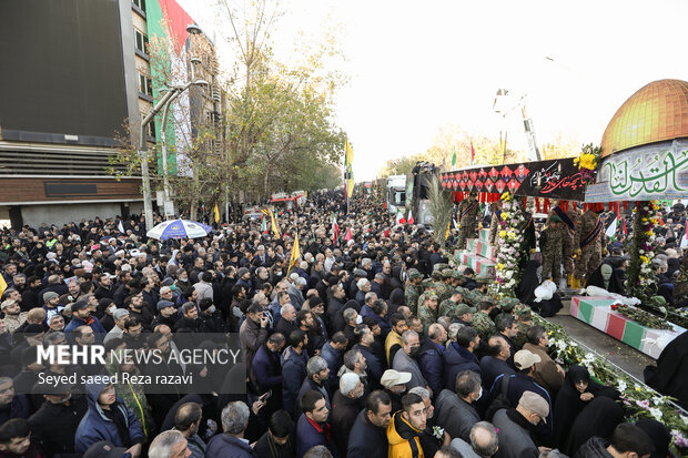 مراسم تشییع پیکر ۱۱۰شهید گمنام در تهران با حضور گسترده عاشقان اهل بیت (ع) از مقابل دانشگاه تهران به سمت معراج شهدا برگزار شد