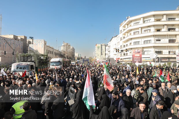 مراسم تشییع پیکر ۱۱۰شهید گمنام در تهران با حضور گسترده عاشقان اهل بیت (ع) از مقابل دانشگاه تهران به سمت معراج شهدا برگزار شد