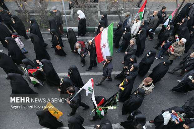 مراسم تشییع پیکر ۱۱۰شهید گمنام در تهران با حضور گسترده عاشقان اهل بیت (ع) از مقابل دانشگاه تهران به سمت معراج شهدا برگزار شد