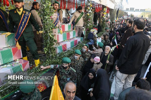 مراسم تشییع پیکر ۱۱۰شهید گمنام در تهران با حضور گسترده عاشقان اهل بیت (ع) از مقابل دانشگاه تهران به سمت معراج شهدا برگزار شد