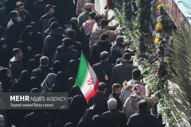 مراسم تشییع پیکر ۱۱۰شهید گمنام در تهران با حضور گسترده عاشقان اهل بیت (ع) از مقابل دانشگاه تهران به سمت معراج شهدا برگزار شد