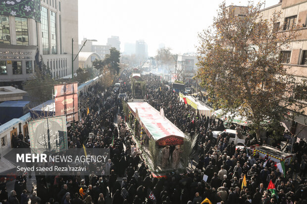 مراسم تشییع پیکر ۱۱۰شهید گمنام در تهران با حضور گسترده عاشقان اهل بیت (ع) از مقابل دانشگاه تهران به سمت معراج شهدا برگزار شد