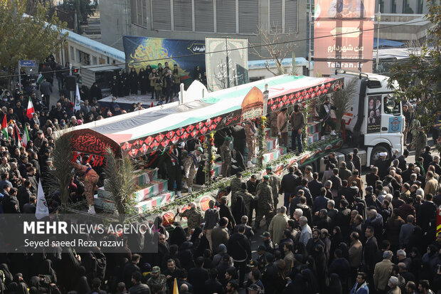 مراسم تشییع پیکر ۱۱۰شهید گمنام در تهران با حضور گسترده عاشقان اهل بیت (ع) از مقابل دانشگاه تهران به سمت معراج شهدا برگزار شد