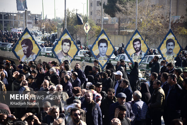 اصفہان میں 12 گمنام شہیدوں کی تشییع جنازہ
