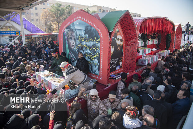 اصفہان میں 12 گمنام شہیدوں کی تشییع جنازہ
