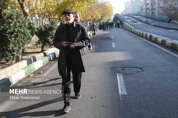 احمد وحیدی وزیر کشور در مراسم تشییع پیکر ۱۱۰شهید گمنام در تهران حضور دارد