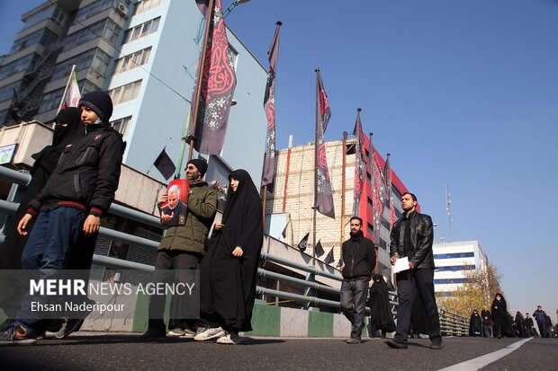 مراسم تشییع پیکر ۱۱۰شهید گمنام در تهران با حضور گسترده عاشقان اهل بیت (ع) از مقابل دانشگاه تهران به سمت معراج شهدا برگزار شد