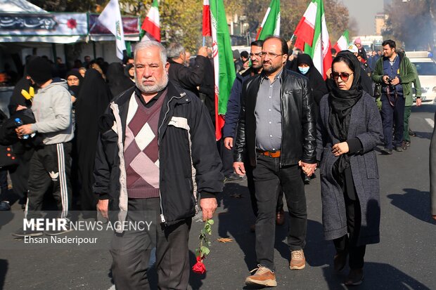 مراسم تشییع پیکر ۱۱۰شهید گمنام در تهران با حضور گسترده عاشقان اهل بیت (ع) از مقابل دانشگاه تهران به سمت معراج شهدا برگزار شد