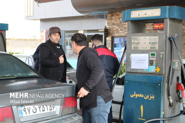 نمایی از روال عادی سوخت گیری در جایگاه سوخت فومن