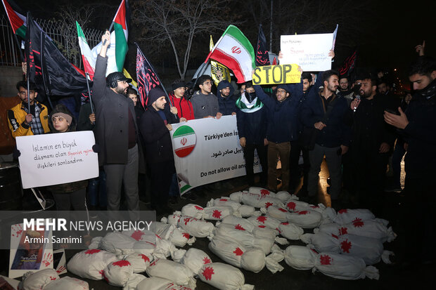 تجمع مردمی و دانشجویی مقابل کنسولگری ترکیه در مشهد