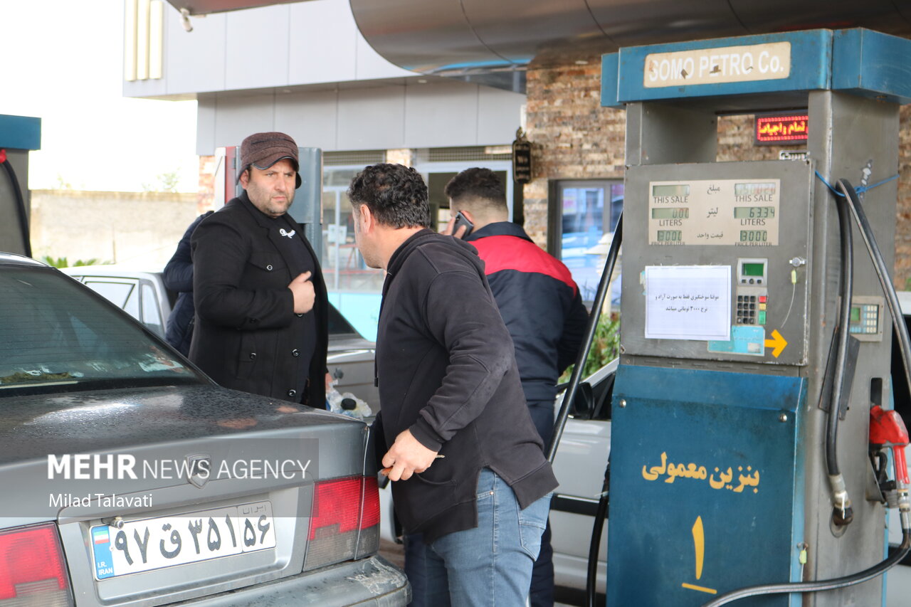 نمایی از روال عادی سوخت گیری در جایگاه سوخت فومن نمایی از روال عادی سوخت گیری در جایگاه سوخت فومن