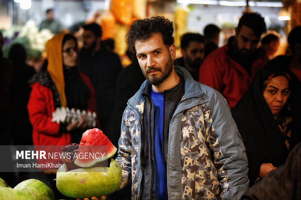 ہمدان کے بازار میں شب یلدا کی مناسبت سے خرید کا سلسلہ جاری
